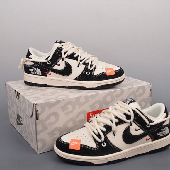 Nike SB Dunk Low Supreme Cream Black - Picture 1 of 9